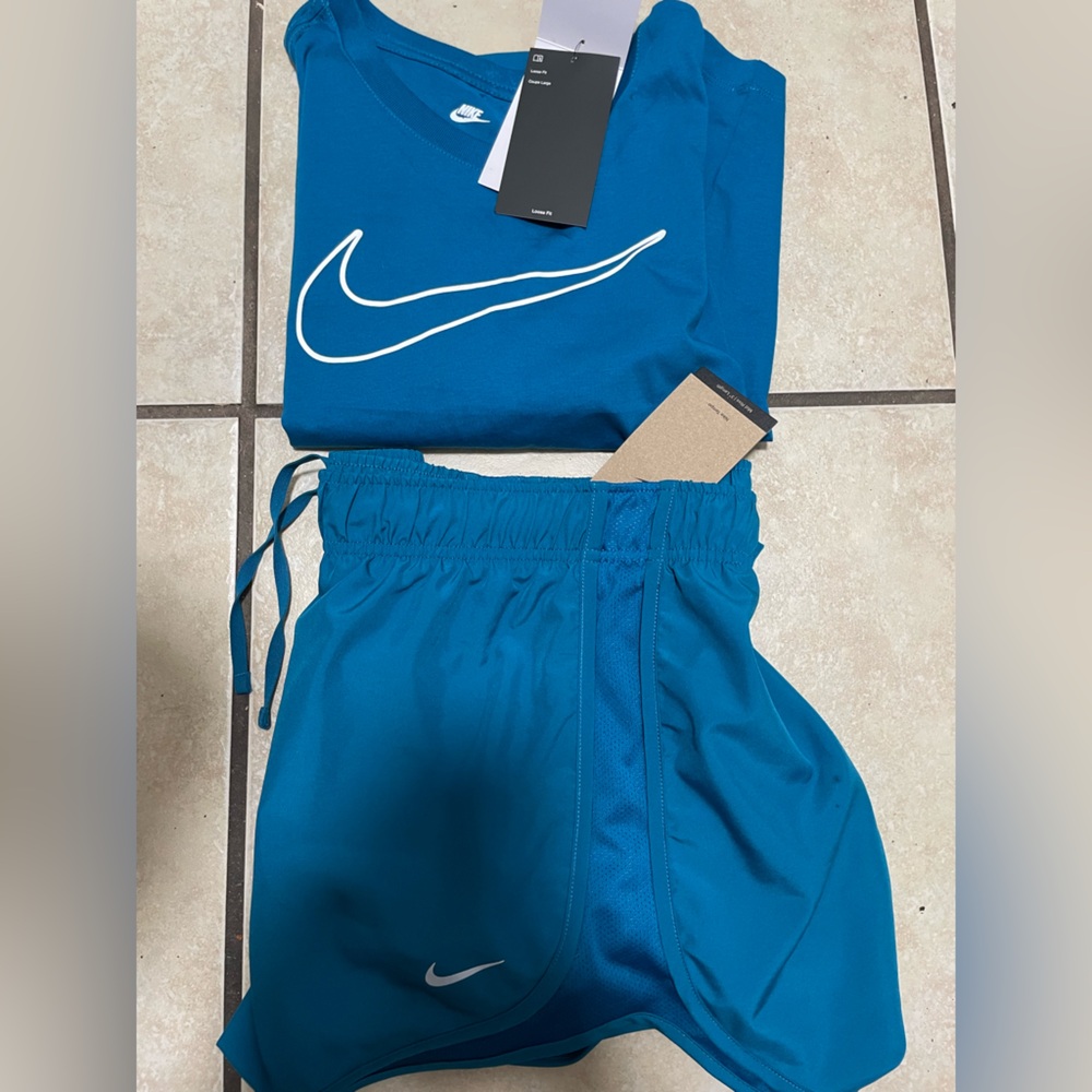 Women’s size large Nike Teal sports set 1 t-shirt w/ logo Drifit tempo shorts